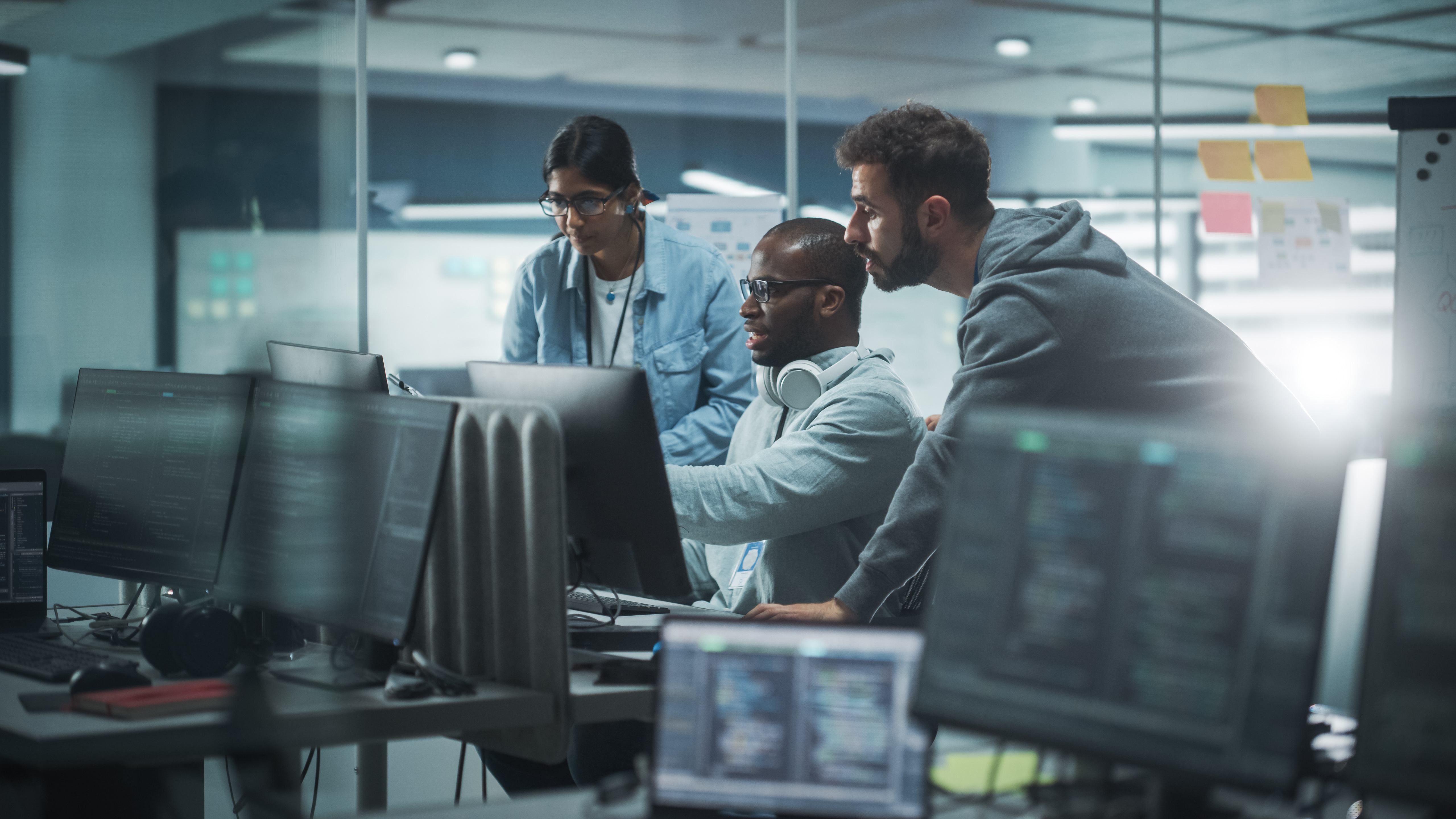 Professionisti al lavoro su strumenti di Intelligenza Artificiale, automazione dei processi e agenti AI per il business