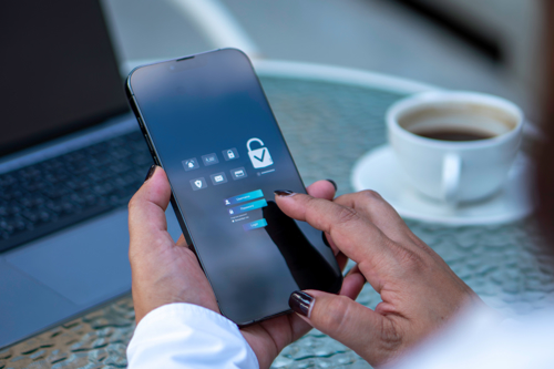 Persoon werkt op smartphone