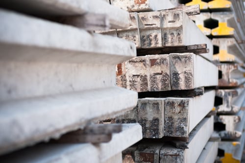 Stapel metalen balken en stalen profielen