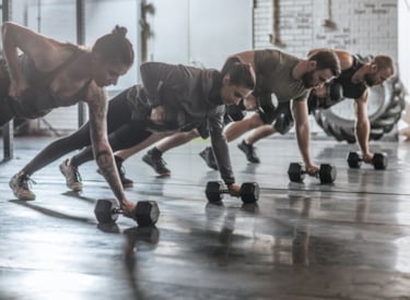 Mannen en vrouwen die sporten