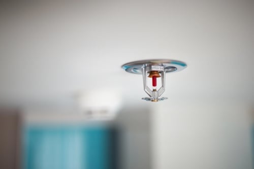 Brandblusser sprinkler gemonteerd aan een plafond