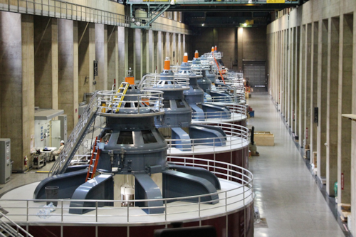 Flera kraftverksgeneratorer på rad.