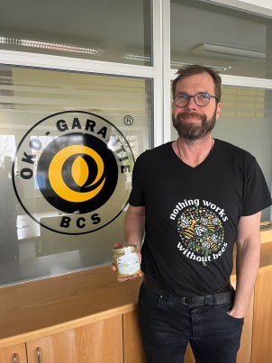 Ronald mit Honigglas_.jpg