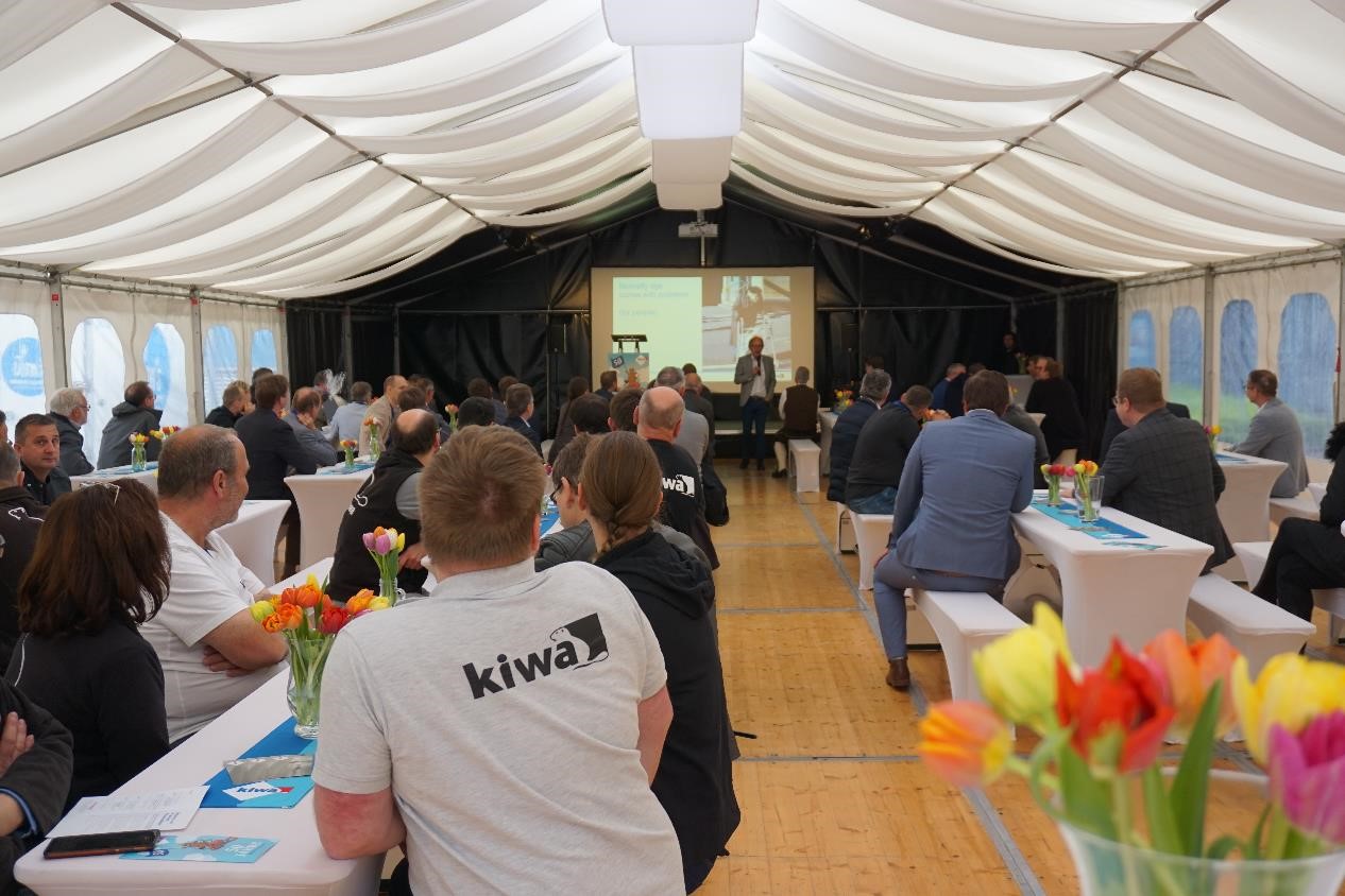 Zelt Mitarbeiter 2.jpg