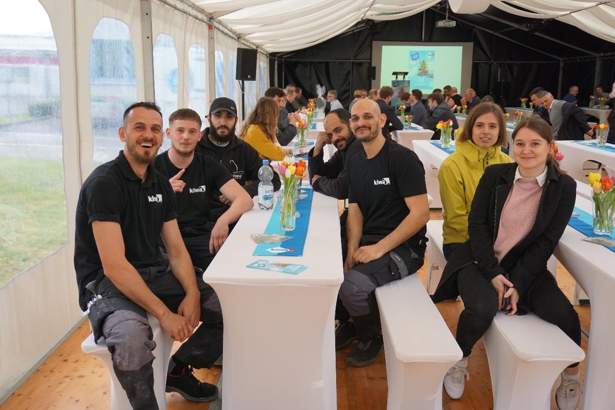 Zelt Mitarbeiter.jpg