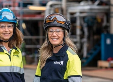 Två av Kiwas kvinnliga besiktningsingenjörer