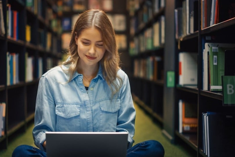 Mevrouw in bibliotheek