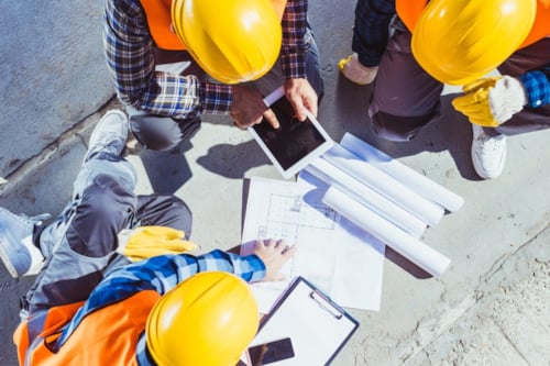 Medewerkers in overleg op bouwplaats