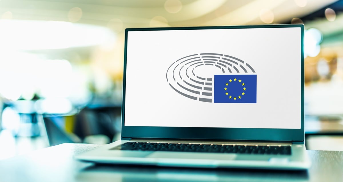 Laptop met op het scherm het logo van het Europees Parlement met EU-vlag.