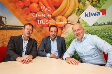 Kiwa en Vegetari&euml;rsbond slaan handen.jpg