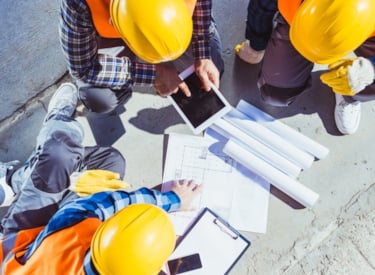 Bouw medewerkers in overleg