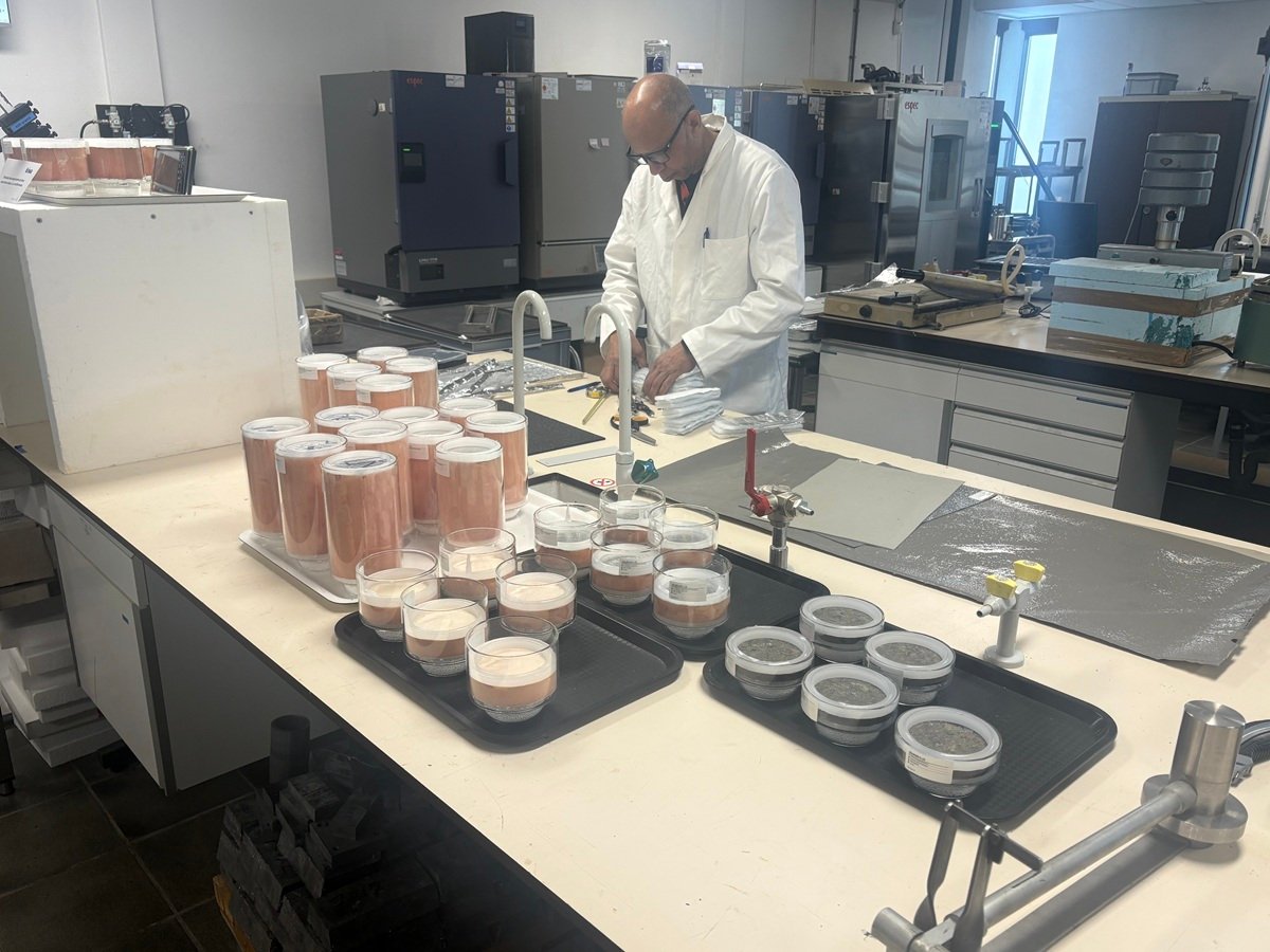 Vullen van de testbakjes met droogmiddel en luchtdicht isolatiemonster