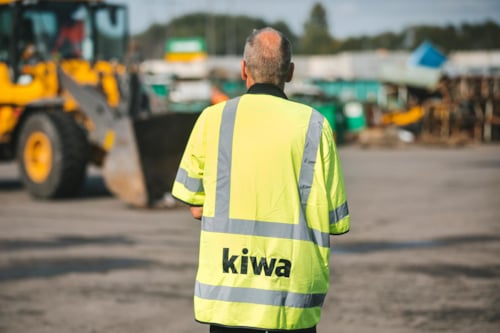 Hjullastare är ett exempel på entreprenadmaskiner. Här är en av Kiwas besiktningsingenjörer på väg mot en sådan.