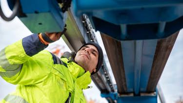 Besiktningsingenjör från Kiwa besiktigar en lyftanordning