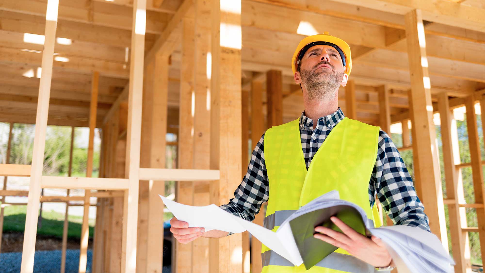 Miljöinventerare i en fastighet.