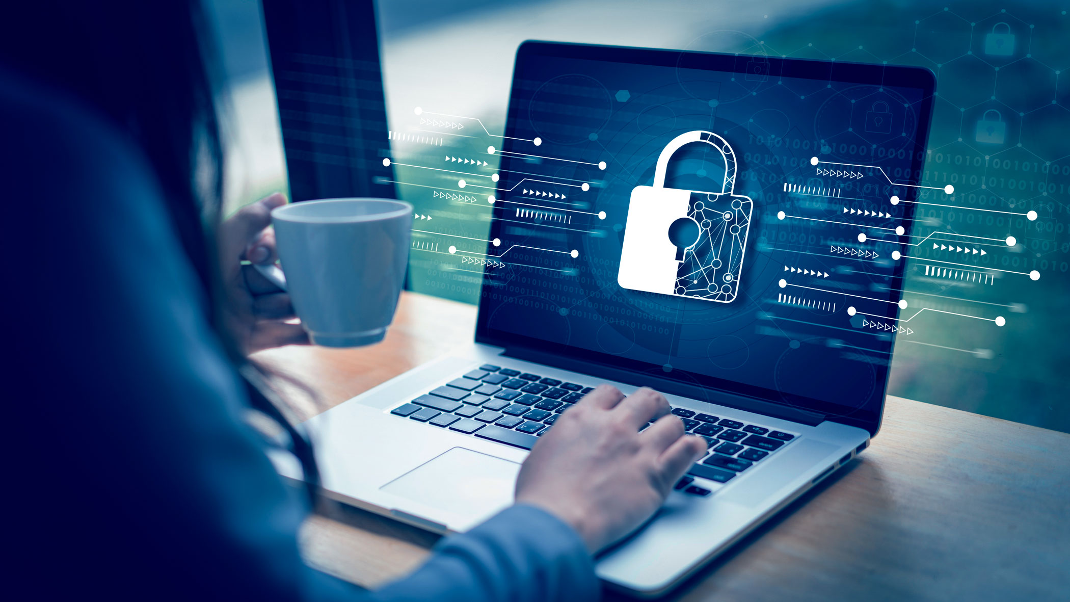 Person som använder en bärbar dator med en säkerhetsikon i form av ett hänglås på skärmen.