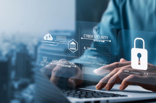 Händer framför dator.