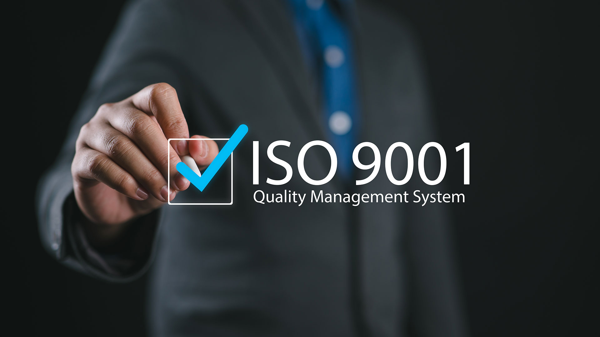 Person i kostym markerar en ruta med en blå bock bredvid texten ISO 9001 och Quality Management System.