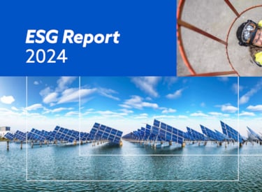 Kiwas ESG rapport för 2024 - rapportens framsida visar flera rader med solpaneler placerade över vatten.