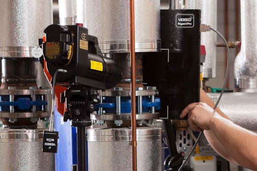 Inspektör från Kiwa arbetar med digital röntgenutrustning.