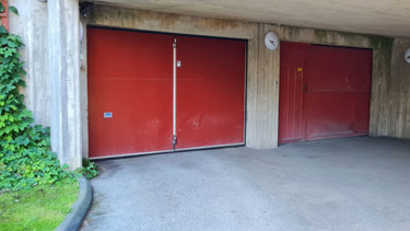 Tydliga fuktskador syns &ouml;ver garageportar.
